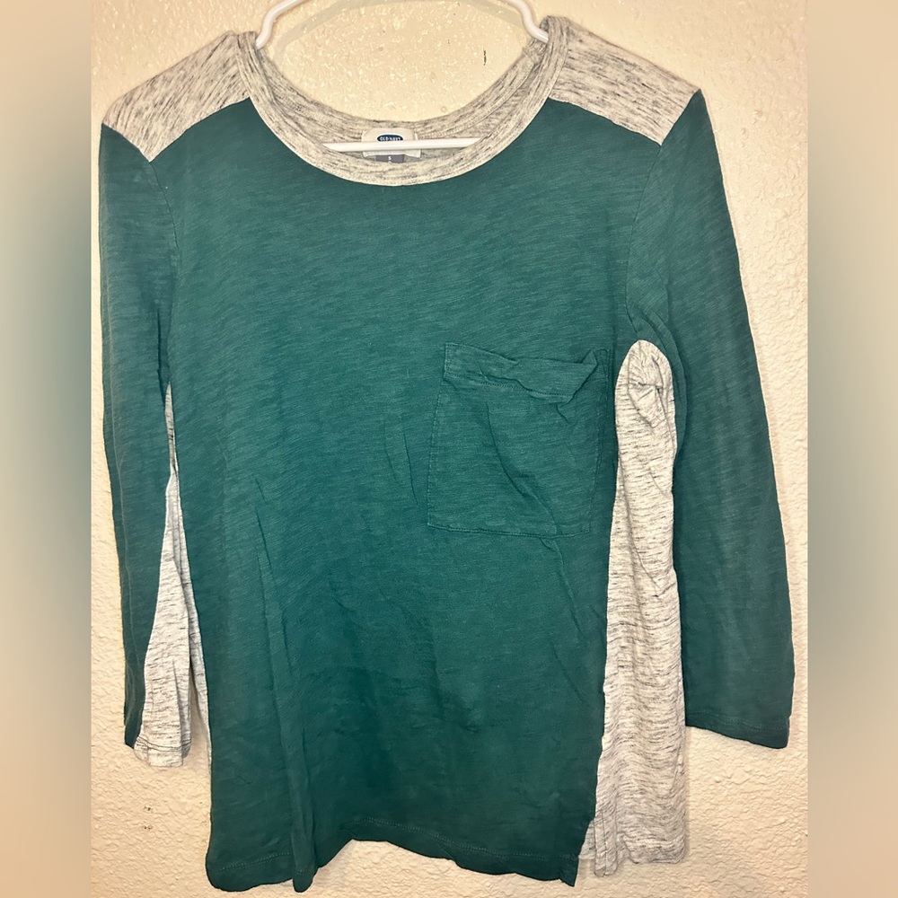 Long sleeve women’s t shirt, green and grey. Small. Needs an iron to it.